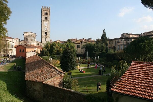 beatiful garden you will see in the Pisa Lucca tour