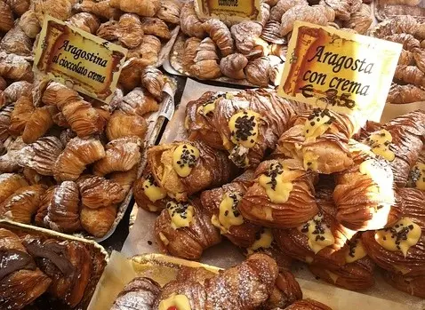 Italian pastries will custard and chocolate - sfogliatelle